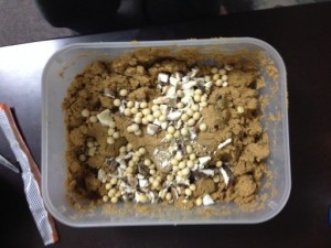 大豆と干ししいたけを入れる