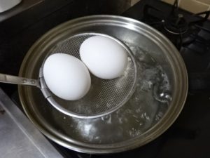 お湯にたまごを入れる