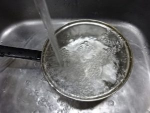 流水で冷やす
