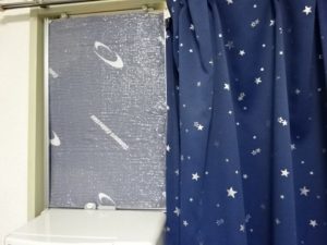 キャンプ用のシートでジャバラ部分を塞ぐ。