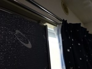 エアコンの外枠とカーテンの隙間