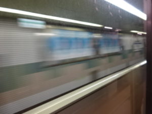 トンネル内にある駅を通過。コロニー内の列車？みたいだ