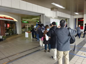 上野駅はかなりの行列