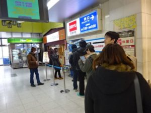 取手駅、スタンプ台パネル前の行列