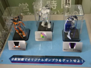 中野駅、三体のガンプラ展示