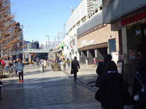 ここをまっすぐ行くと、右側のガード下にゴールがあるはず